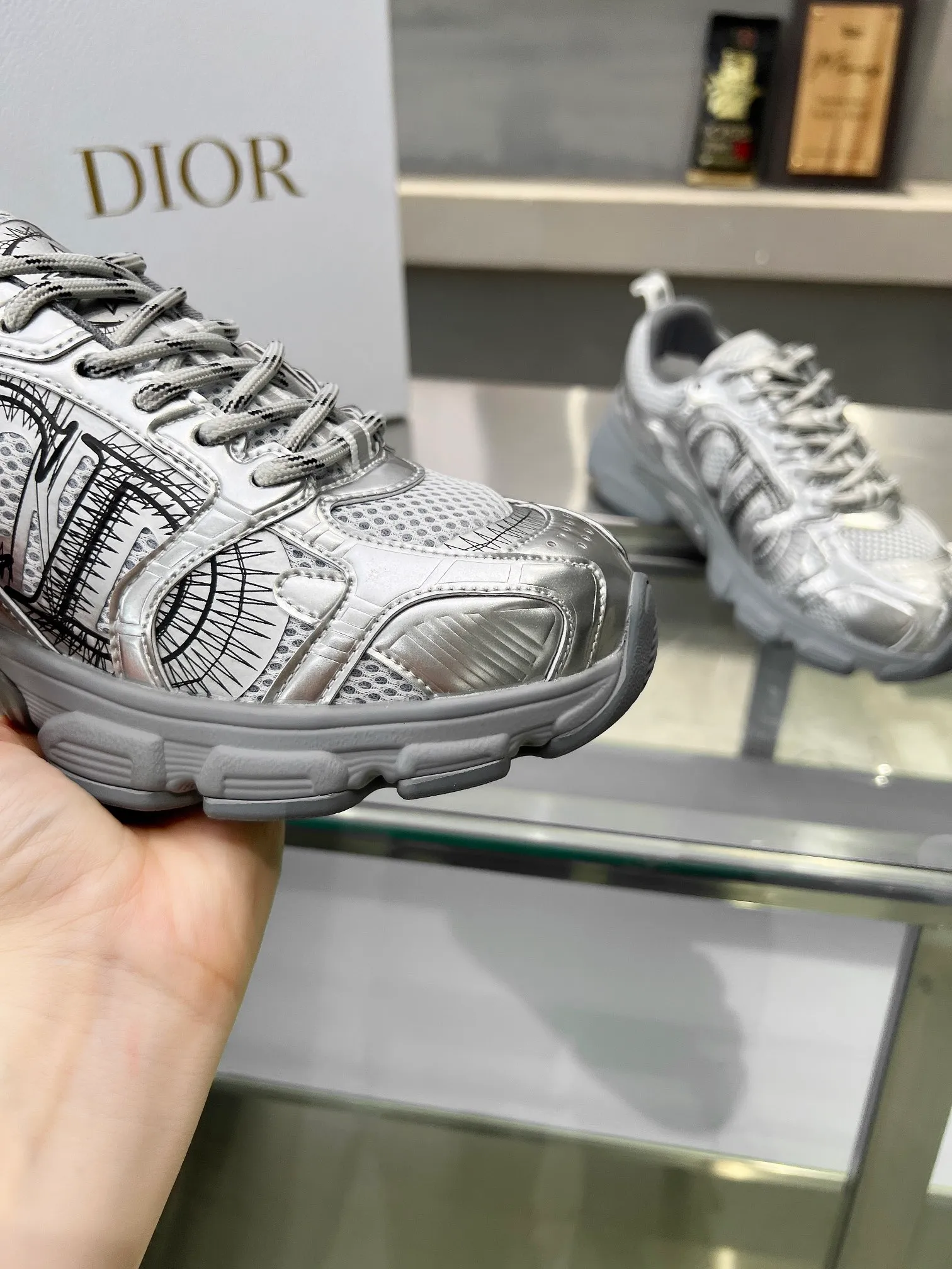 👟👟Ex-factory price 560👟👟 ⭐⭐⭐2024 latest hot style Reba's same model as Dior DIOR's brand new CHRONO shoes. A large number of silver glossy structures with gray mesh material. The rebound of the soles has also been improved. The ultra-light outsole feels great👍👍👍. It has increased by 5 centimeters. The recently popular thick-soled style makes me fall in love with it at first glance. Women's wear 35-40. Normal orders. Men's wear 40-45 pre-sale.